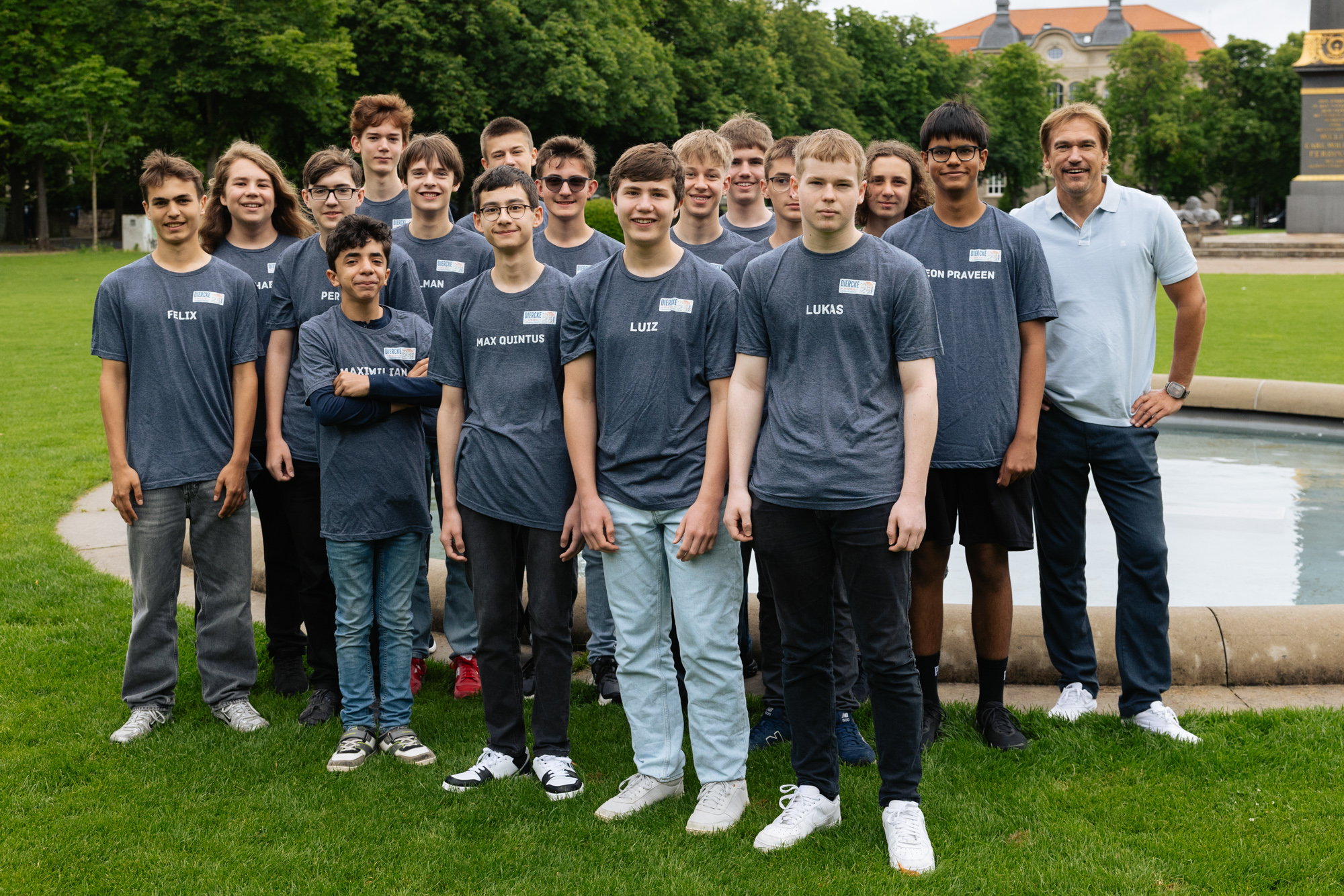 Gruppenfoto der Teilnehmenden mit Moderator Andree Pfitzner