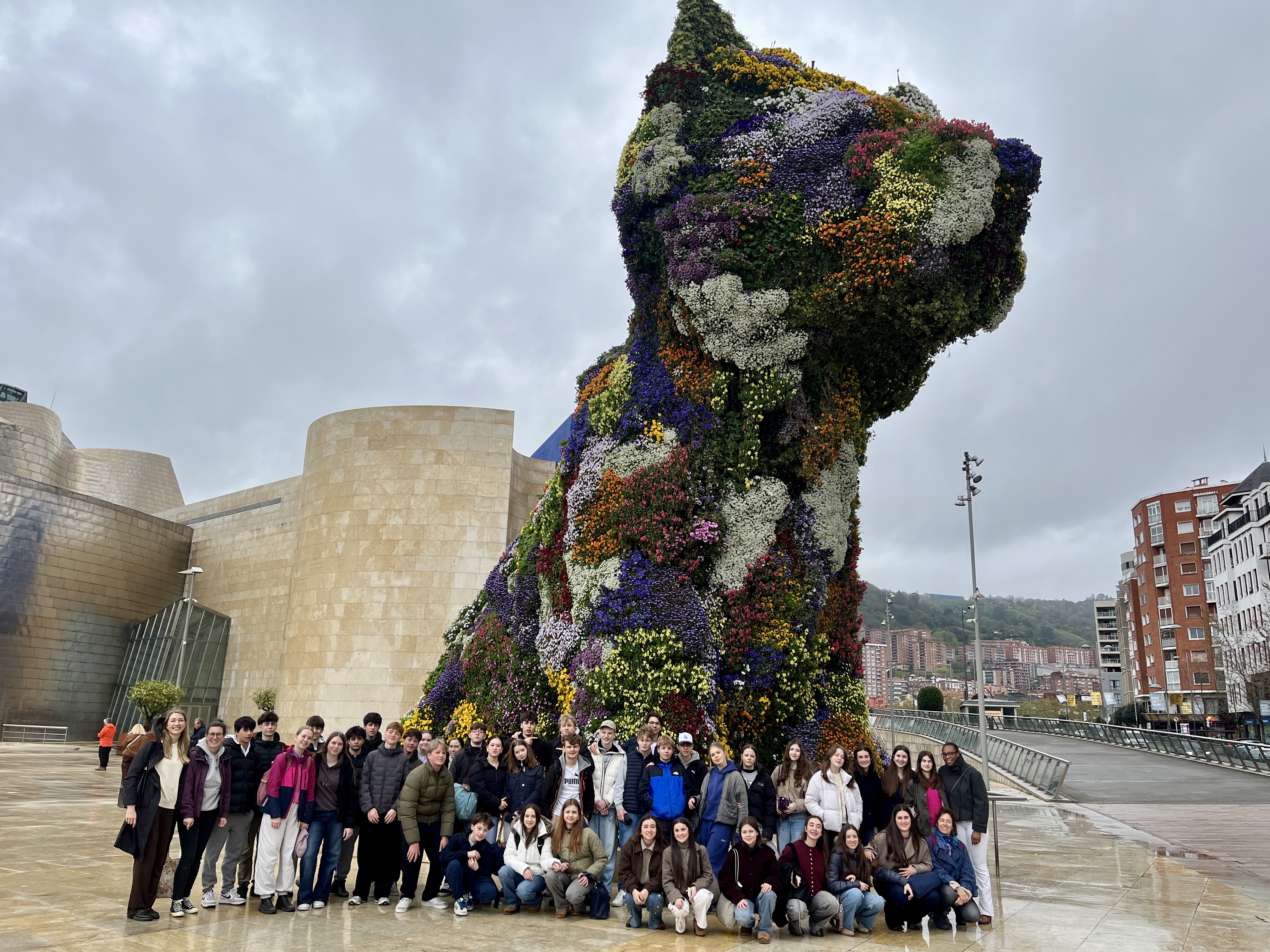 Vor dem Guggenheim-Museum in Bil